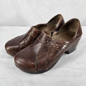 DANSKO Hailey Cognac Brown Leather Scalloped Studded Clog Sz 39 EU 8.5 US Nurse